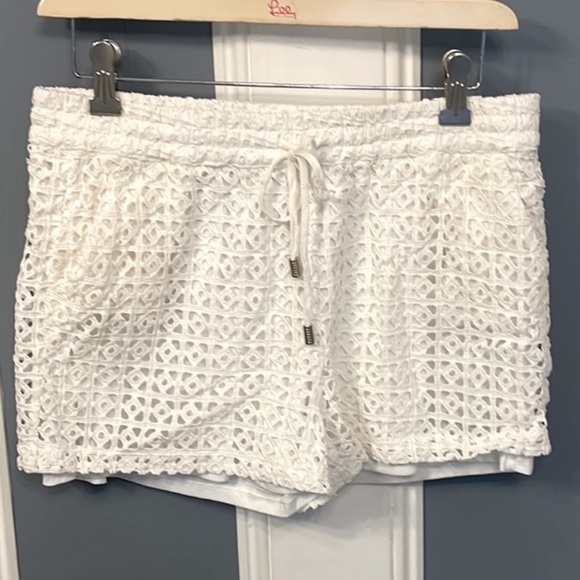 Anthropologie Elevenses Crochet White Short with Elastic Waist & Tie-strings. Md - Picture 4 of 12